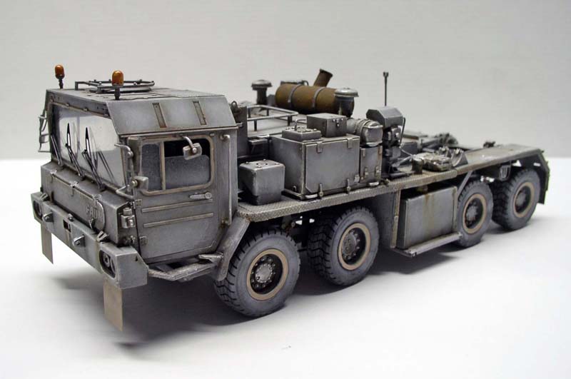 Maquette de camion militaire tracteur Faun SLT 56 huit roues gris patiné