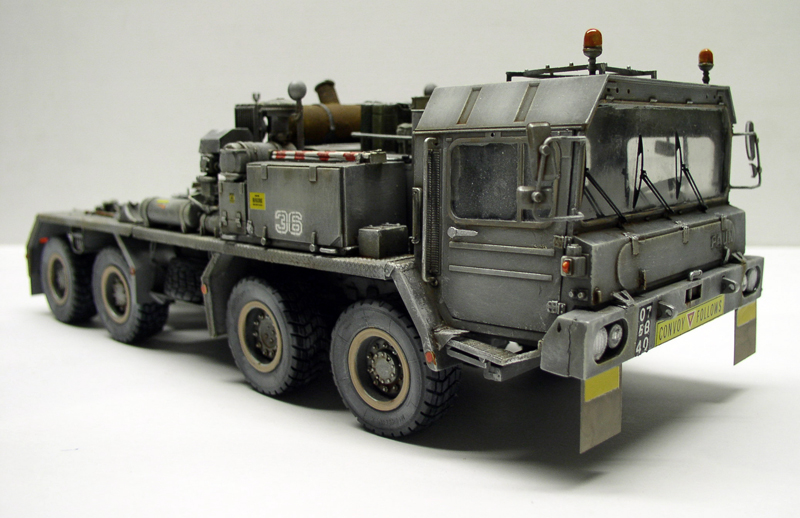 Maquette du tracteur lourd militaire Faun SLT 56 à huit roues motrices, vue arrière trois quarts