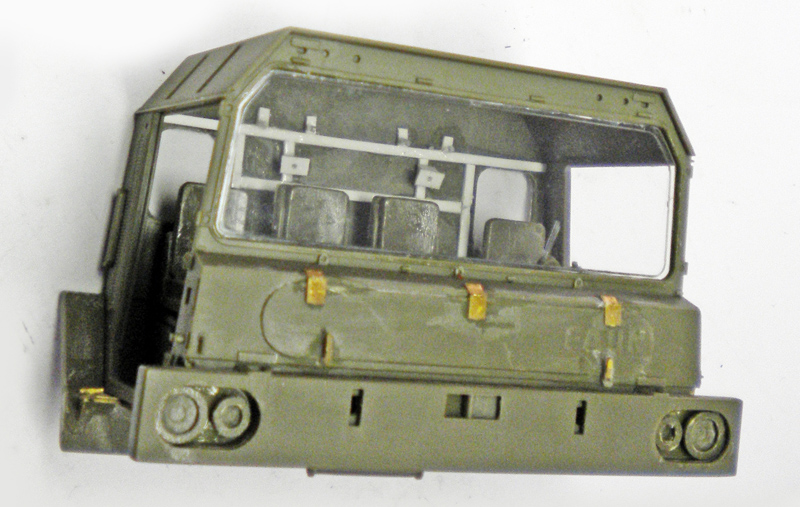 Cabine du tracteur Faun SLT 56 en maquette, sièges et pare-brise assemblés, peinture vert militaire