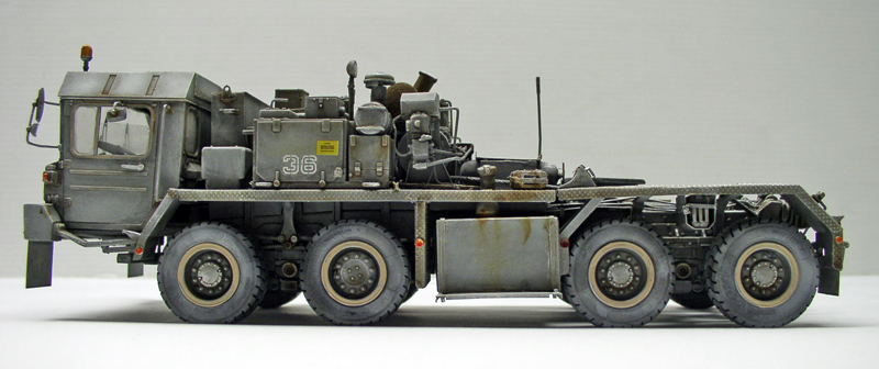 Maquette de profil du tracteur lourd Faun SLT 56 à huit roues, numéro 36