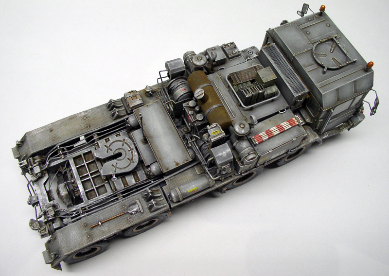 Vue de dessus de la maquette du tracteur Faun SLT 56 avec plateau et détails moteur