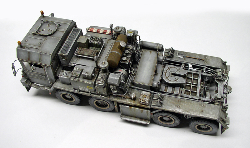 Maquette du tracteur lourd Faun SLT 56 vue de dessus, plateau et cabine gris détaillés