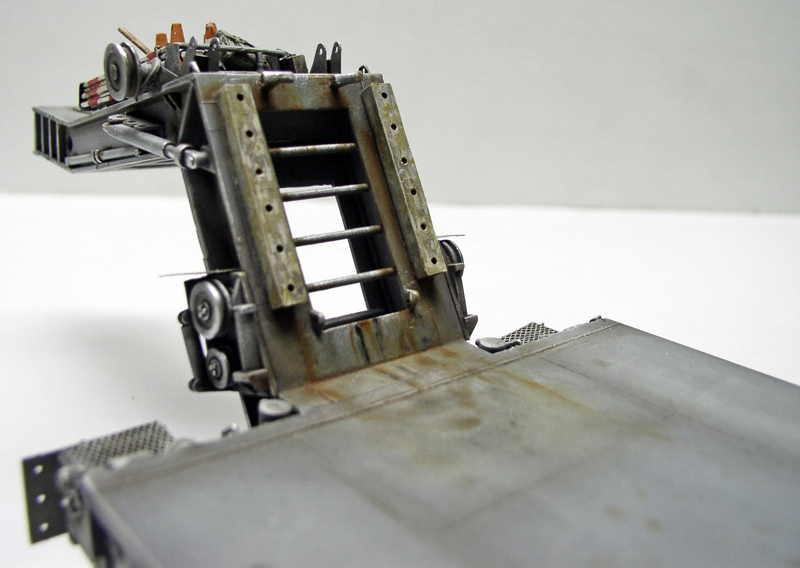Maquette militaire détaillée montrant une structure métallique vieillie avec échelle et plateforme patinée