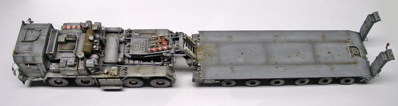 Maquette du tracteur Faun SLT 56 attelé à sa remorque surbaisseuse multi-essieux, vue latérale