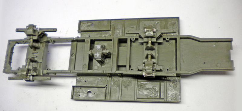 Châssis de maquette gris vu de dessous avec essieux et traverses du Faun SLT 56