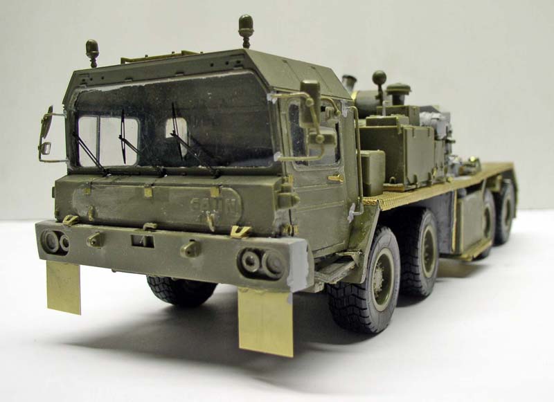 Maquette de camion tracteur militaire Faun SLT 56 vert kaki, vue avant trois-quarts