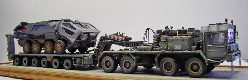 Maquette du tracteur Faun SLT 56 transportant le rover blindé Prometheus sur sa remorque surbaissée