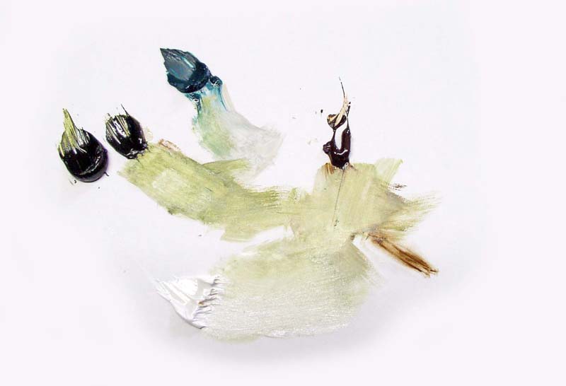 Touches de peinture à l'huile mélangées en vert, bleu et brun sur palette blanche
