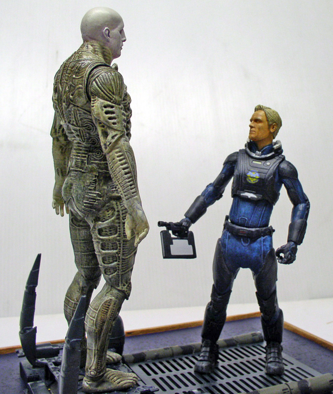 Figurines Prometheus Neca, un Ingénieur géant face à un astronaute en combinaison bleue