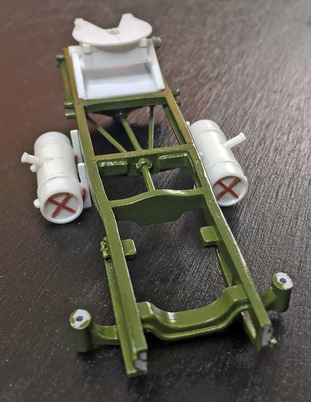 Châssis vert de maquette du tracteur Fordson 7V avec pièces blanches en cours d'assemblage