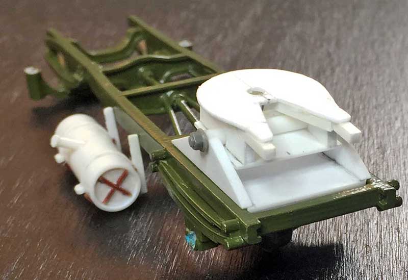 Châssis vert du tracteur Fordson 7V avec siège blanc et réservoir cylindrique en cours de montage