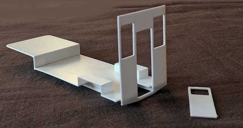 Maquette en carte plastique du tracteur Fordson 7V avec plateforme et dossier de cabine en montage