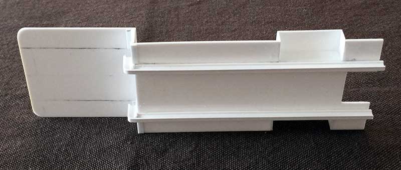 Châssis blanc assemblé en plasticard de la maquette du tracteur Fordson 7V