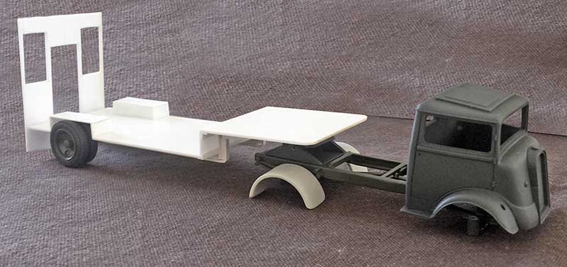 Maquette du tracteur Fordson 7V avec cabine grise attelée à une remorque plateau blanche