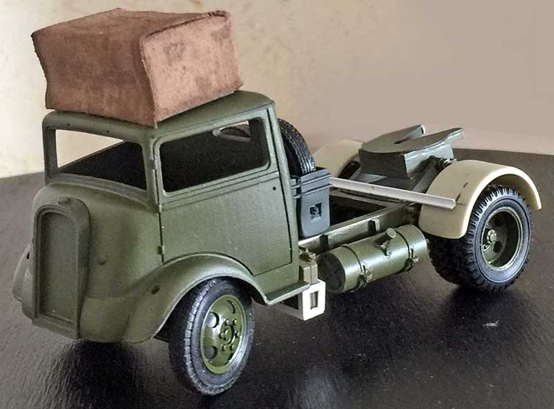 Maquette du tracteur Fordson 7V vert kaki avec cabine, bâche brune sur le toit et châssis arrière