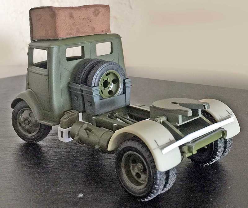 Maquette du tracteur Fordson 7V vert vue de trois quarts arrière avec roue de secours et sellette d'attelage