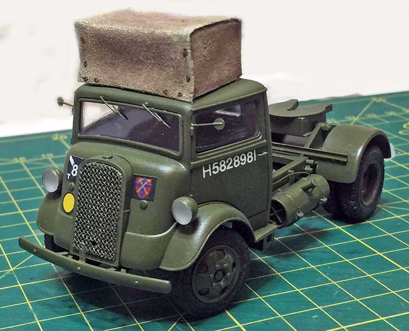 Maquette du tracteur militaire Fordson 7V vert kaki avec bâche sur la cabine