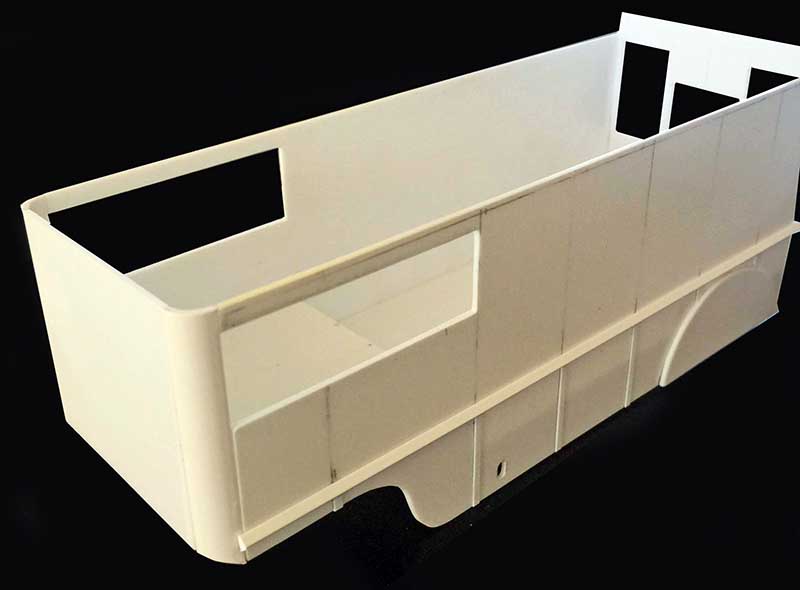 Caisse de cabine du tracteur Fordson 7V en plasticard blanc assemblé sur fond noir