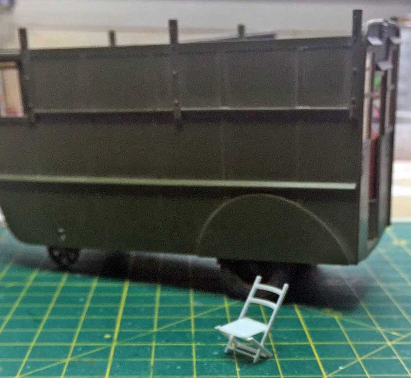 Maquette de remorque militaire kaki du Fordson 7V avec petite échelle blanche sur tapis de découpe