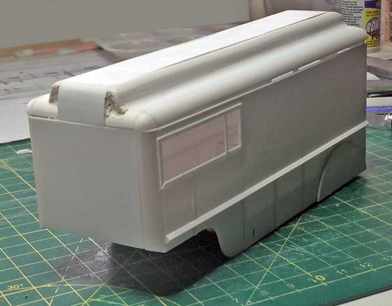 Carrosserie fourgon du Fordson 7V en cours de montage sur tapis de découpe vert