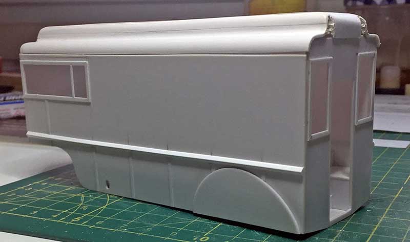 Carrosserie en résine blanche du Fordson 7V en cours de montage sur tapis de découpe vert