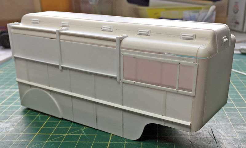 Carrosserie blanche assemblée de la maquette du tracteur Fordson 7V posée sur tapis de découpe