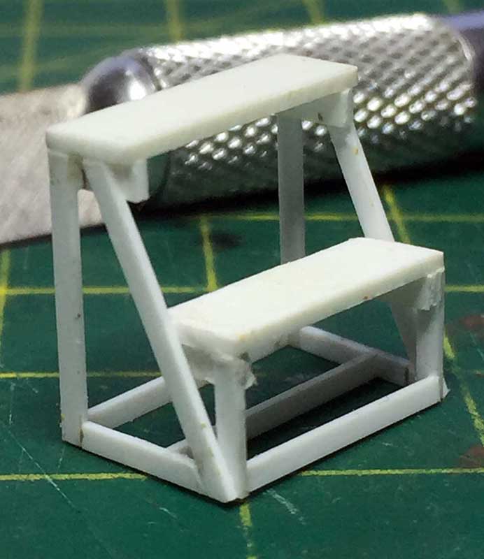Marchepied à deux marches en plasticarte blanche assemblé pour la maquette du tracteur Fordson 7V