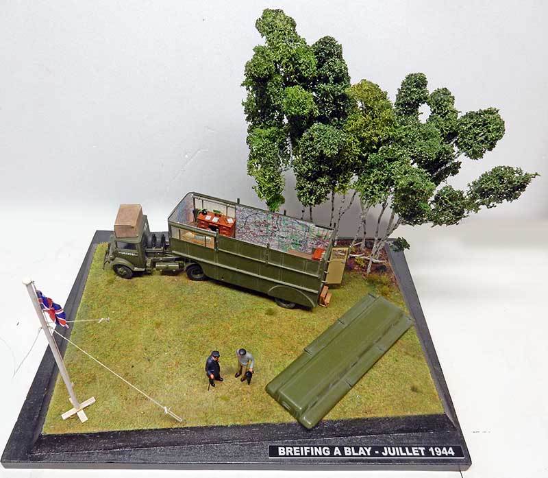 Diorama du tracteur Fordson 7V militaire vert avec arbres, drapeau et figurines, scène Blay 1944