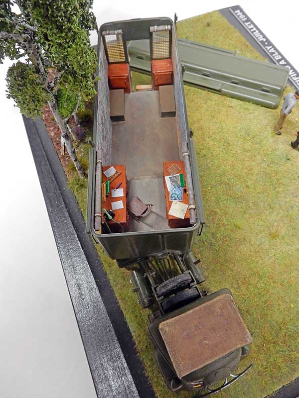 Vue de dessus du plateau aménagé de la maquette du tracteur Fordson 7V sur diorama herbeux
