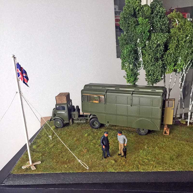 Diorama du Fordson 7V militaire kaki avec drapeau britannique, deux figurines et arbres