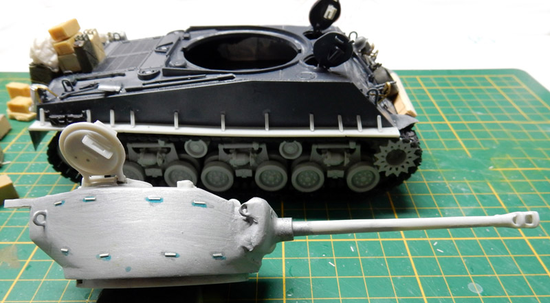 Maquette de char Fury avec caisse peinte et tourelle grise en résine séparée sur tapis de découpe