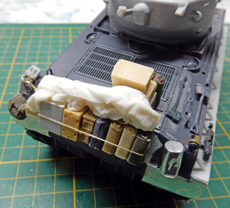 Plage arrière de la maquette du char Sherman Fury chargée de bidons, caisses et bâche roulée