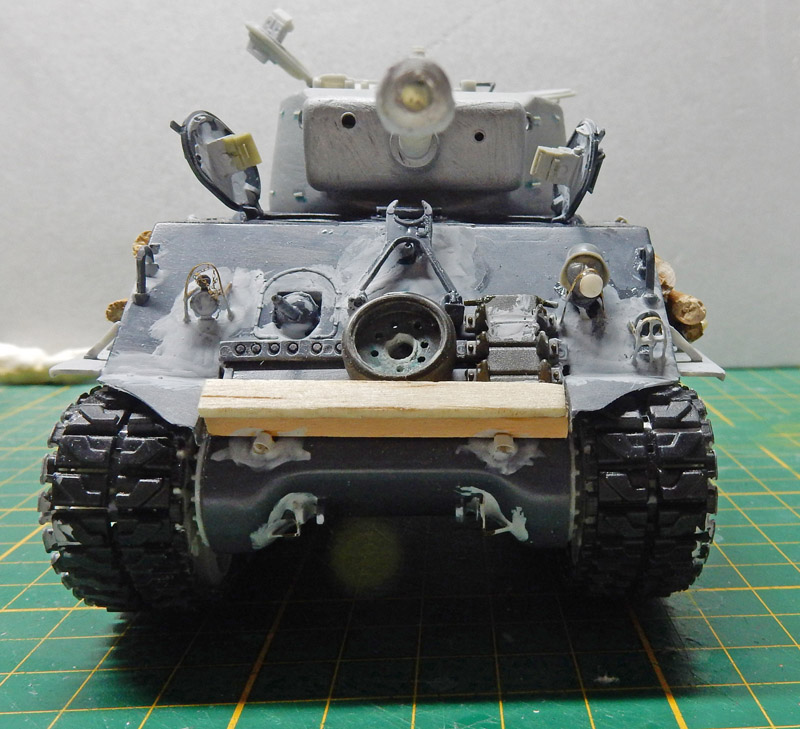 Maquette de char Sherman gris vue de face en cours de montage sur tapis de découpe