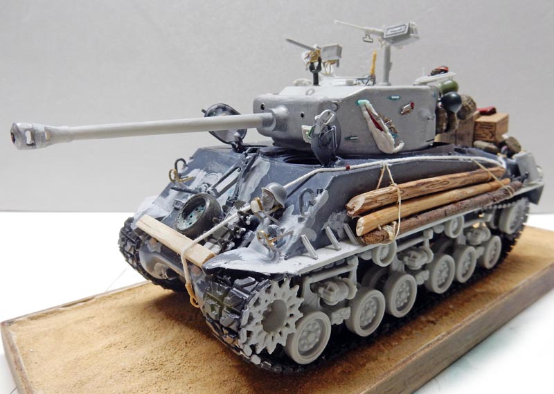 Maquette du char Sherman Fury en livrée hivernale avec rondins et équipements sur le socle