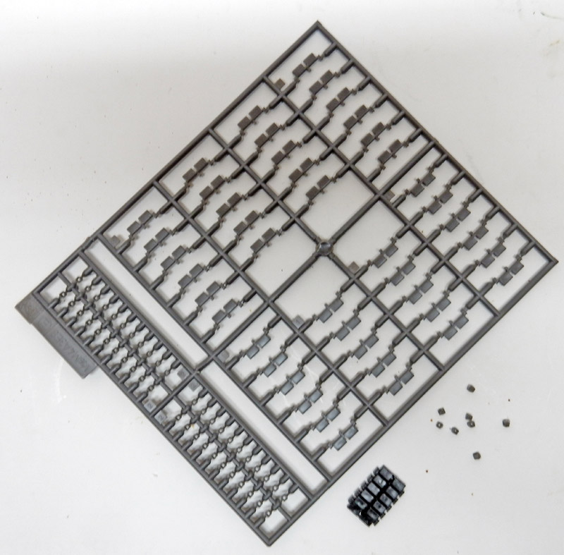 Grappe de maillons de chenilles en plastique gris pour le montage du char Sherman Fury