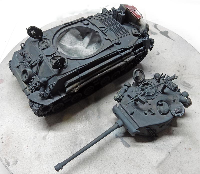 Maquette de char Fury avec coque et tourelle séparées peintes en gris foncé