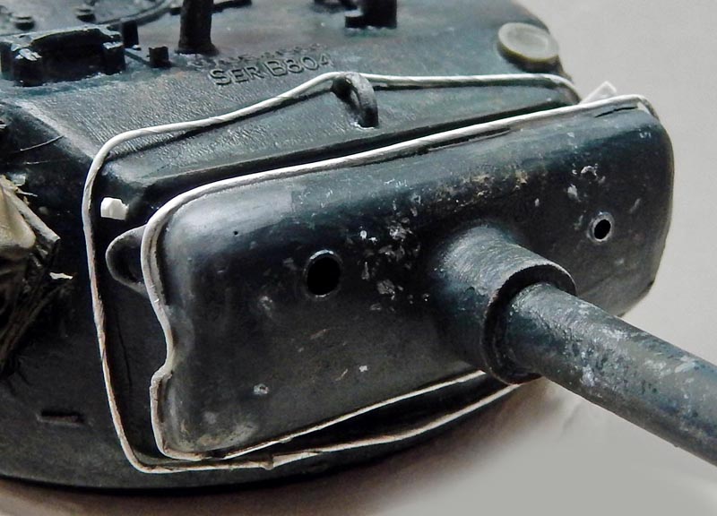 Tourelle de char Sherman peinte en gris avec mantelet et canon, gros plan
