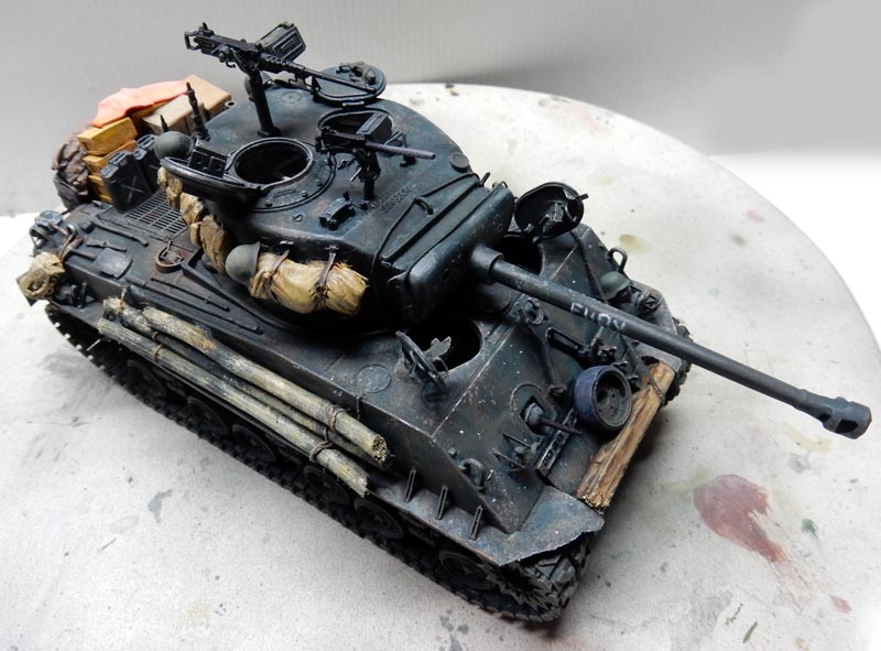 Maquette de char Sherman Fury peint en noir avec rondins de bois et équipement sur le blindage