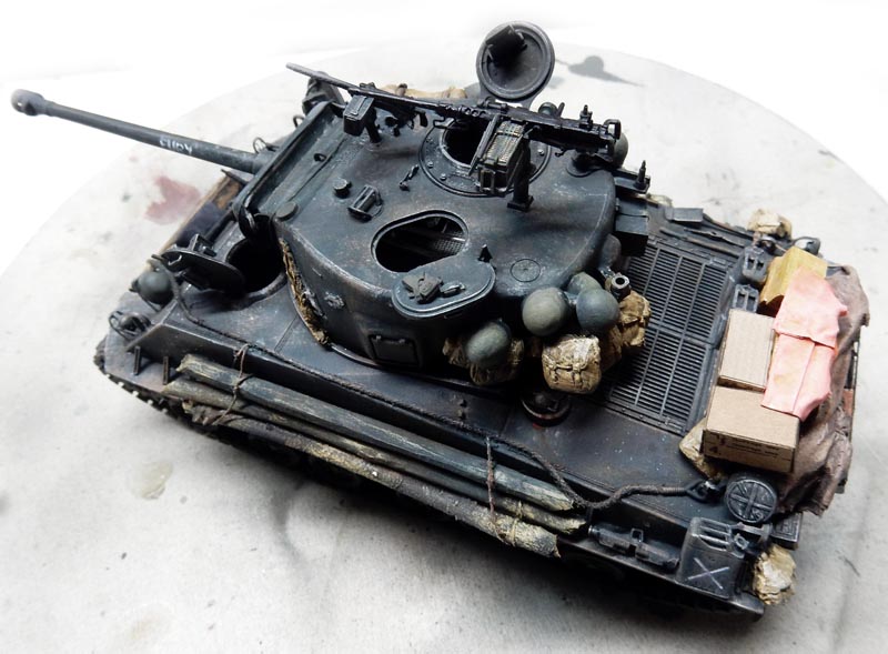 Maquette du char Sherman Fury vue de dessus avec tourelle, équipements et paquetages chargés sur le moteur