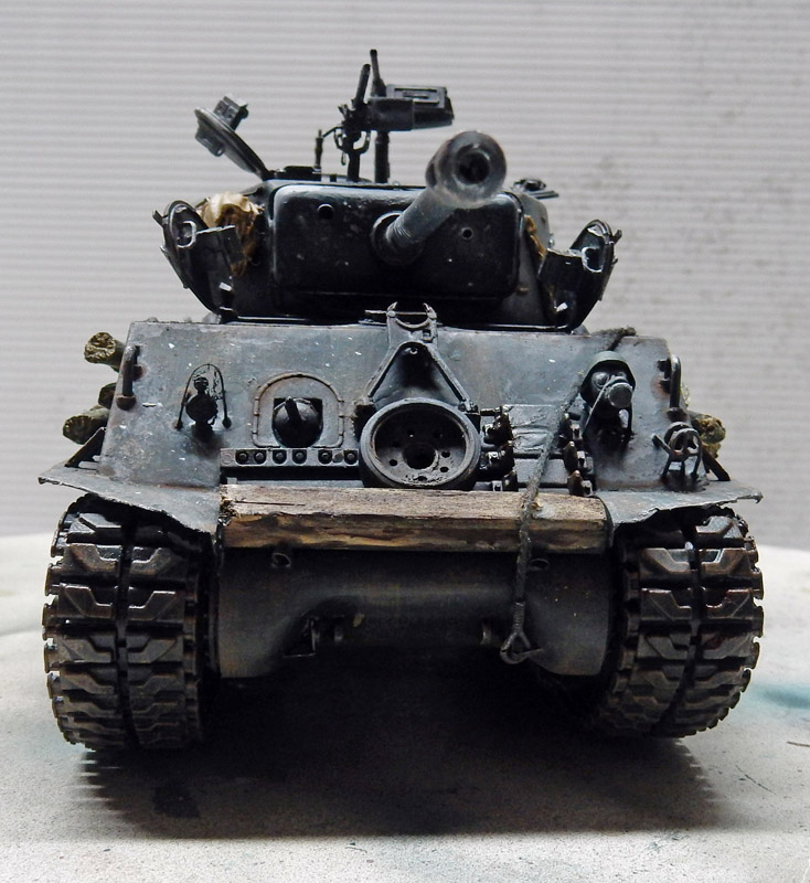 Maquette de char Sherman Fury vue de face avec rondin de bois fixé sur la caisse