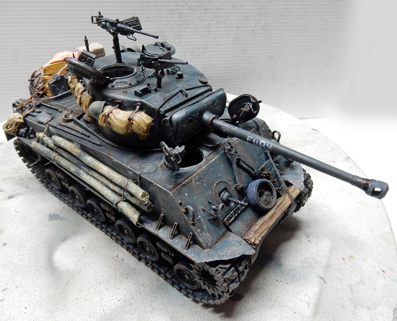 Maquette du char Sherman Fury patiné, chargé de bagages avec mitrailleuse et rondins de bois sur le blindage