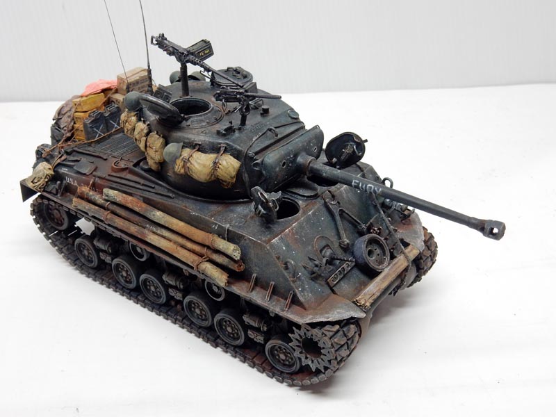 Maquette de char Sherman M4A3E8 Fury patiné avec barda et inscription Fury sur le canon
