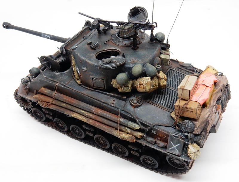 Maquette du char Sherman Fury vue de trois quarts avec tourelle chargée d'équipement et caisses