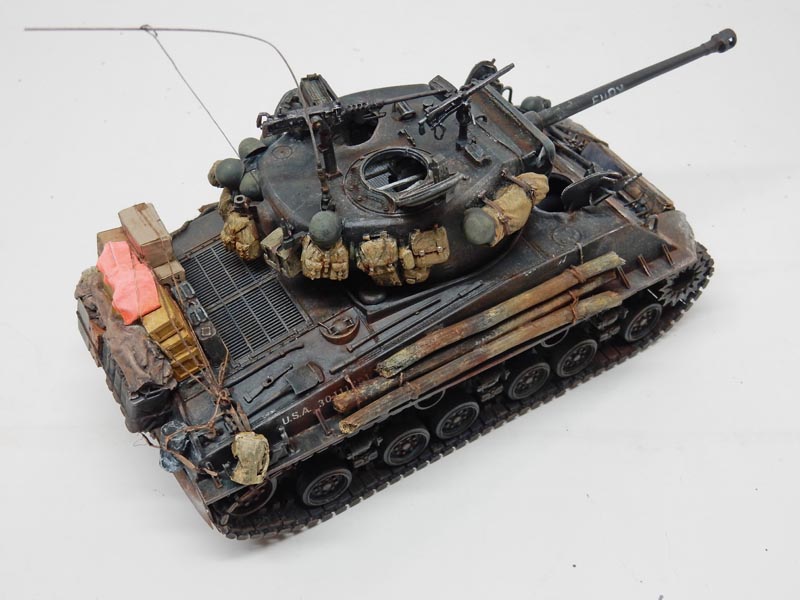 Maquette de char Sherman Fury patiné avec paquetage, canon marqué Fury et antenne