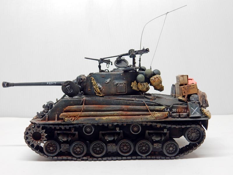 Maquette de char Sherman M4A3E8 Fury vu de profil avec patine et chargement détaillés