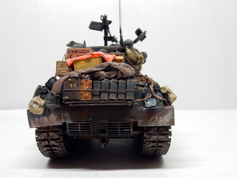 Maquette du char Sherman Fury vue de face, blindage vieilli et arrière chargé de caisses et bagages