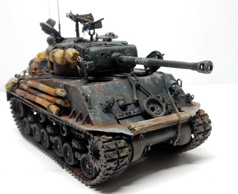 Maquette du char Sherman M4A3E8 « Fury » vue de trois quarts avant, patine vieillie