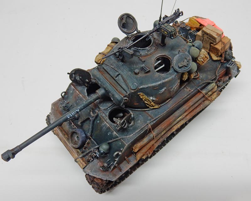 Maquette de char Sherman Fury vu de dessus avec patine, équipements arrière et mitrailleuse sur la tourelle