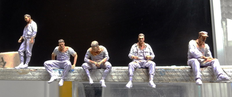 Figurines de marins en tenue blanche assis et debout sur une structure du diorama Fury