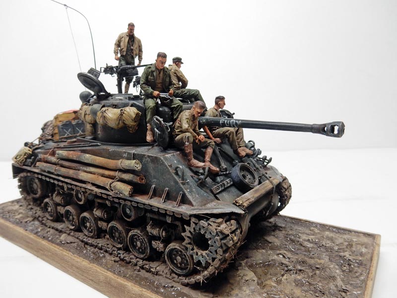 Maquette du char Sherman Fury patiné avec cinq figurines d'équipage sur socle en bois